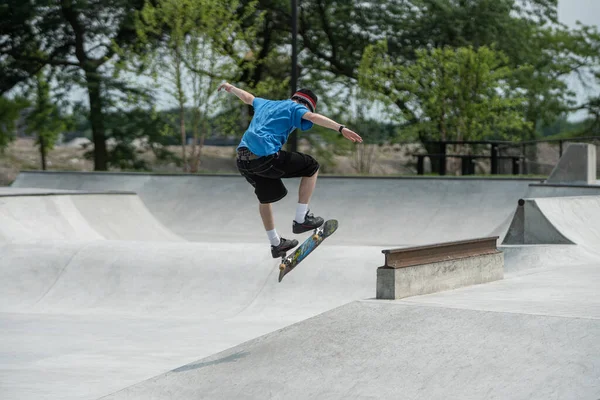 Detroit Michigan Usa 2019 Skridskoåkare Tränar Sina Skateboardfärdigheter Solig Dag — Stockfoto