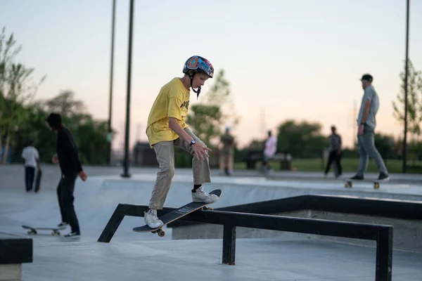 Detroit Michigan Usa 2019 Skatery Ćwiczą Swoje Sztuczki Zachodzie Słońca — Zdjęcie stockowe