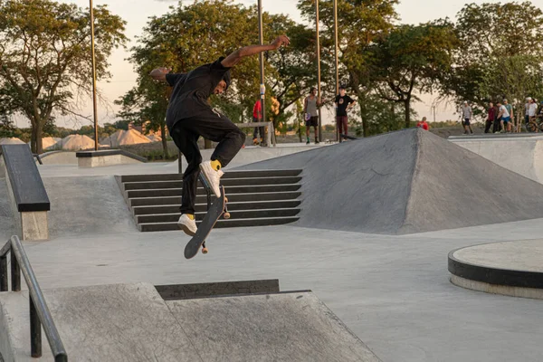 Detroit Michigan Usa 2019 Skater Üben Tricks Bei Sonnenuntergang Skatepark — Stockfoto