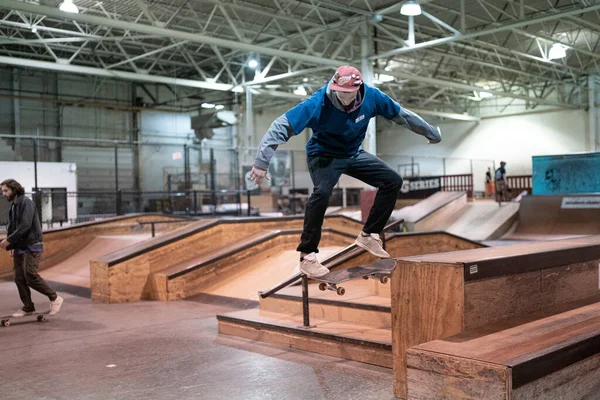 건주로 스케이트 선수들은 자유롭게 사진과 장면을 수있는 스케이트를 스케이트 공원에서 — 스톡 사진