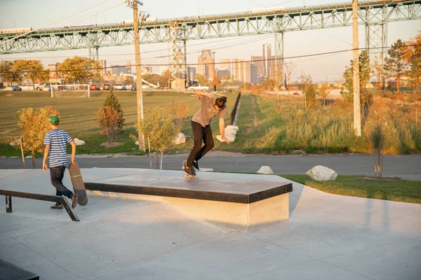 Detroit Michigan Usa 2019 Εξάσκηση Skaters Και Ποδηλάτες Στο Ηλιοβασίλεμα — Φωτογραφία Αρχείου