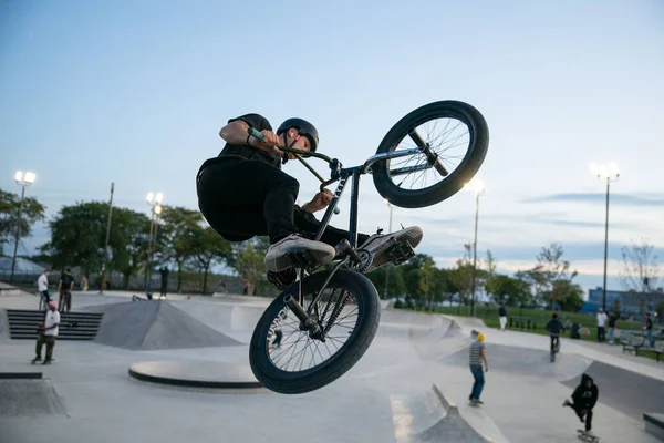 Detroit Michigan Usa 2019 Skater Und Biker Üben Tricks Der — Stockfoto