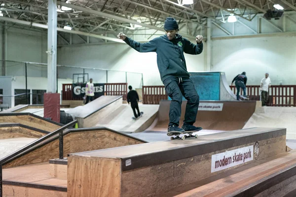 Royal Oak Michigan Usa Korcsolyázók Gyakorolják Trükkjeiket Modern Skate Parkban — Stock Fotó