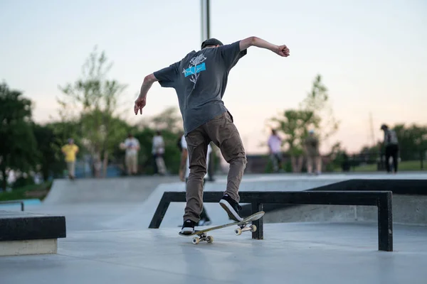 デトロイト ミシガン州 アメリカ 2019 スケート選手たちはデトロイトのスケートパークで日没時にトリックを練習しています — ストック写真