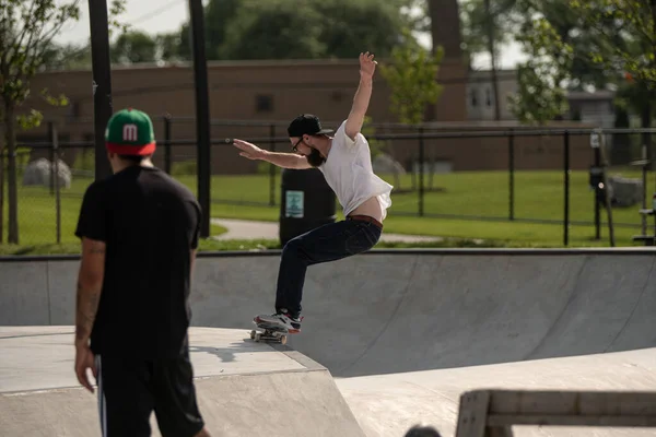Детройт Мичиган Сша 2019 Скейтбордисты Практикуют Свои Трюки Солнечный День — стоковое фото