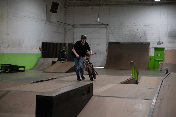 Royal Oak Michigan Usa Junge Teenager Biker Und Skater Üben — Stockfoto