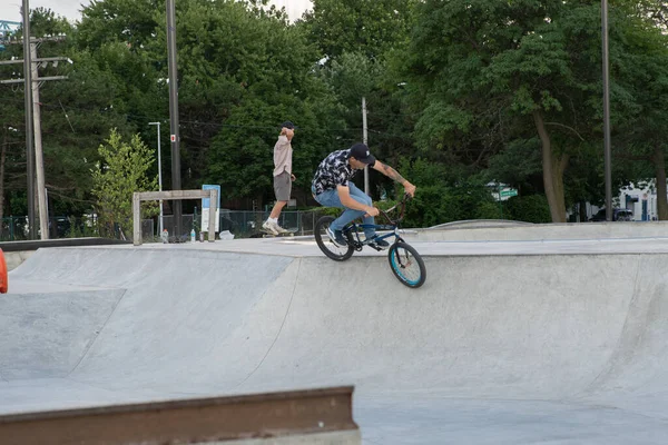 Detroit Michigan Usa 2019 Pattinatori Praticano Trucchi Sugli Skate Board — Foto Stock