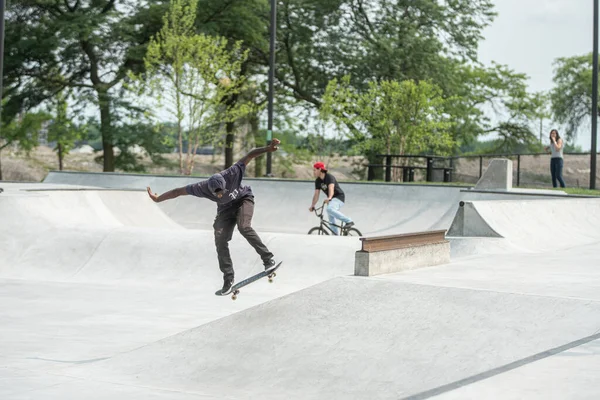 Detroit Michigan Usa 2019 Pattinatori Che Praticano Loro Abilità Skateboard — Foto Stock