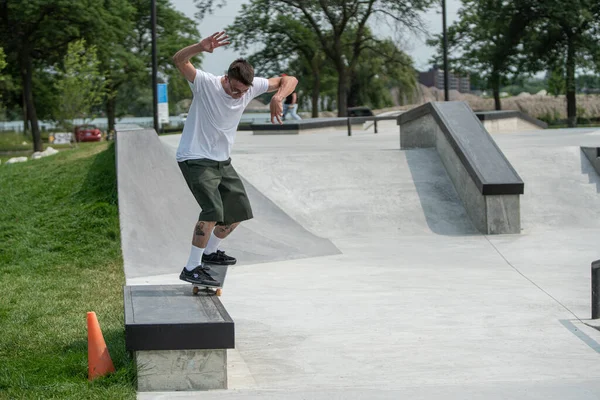Detroit Michigan Usa 2019 Skaters Εξασκούνται Στο Skateboard Μια Ηλιόλουστη — Φωτογραφία Αρχείου