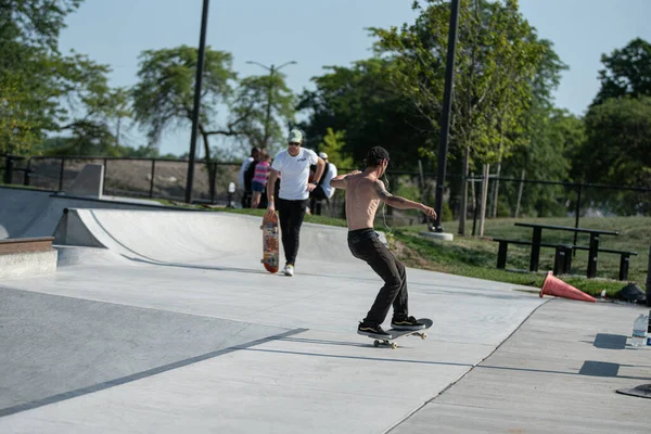 Detroit Michigan Usa 2019 Pattinatori Praticano Loro Trucchi Skateboard Nello — Foto Stock