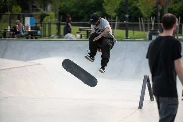 Detroit Michigan Usa 2019 Skaters Oefenen Hun Trucs Zonnige Dag — Stockfoto