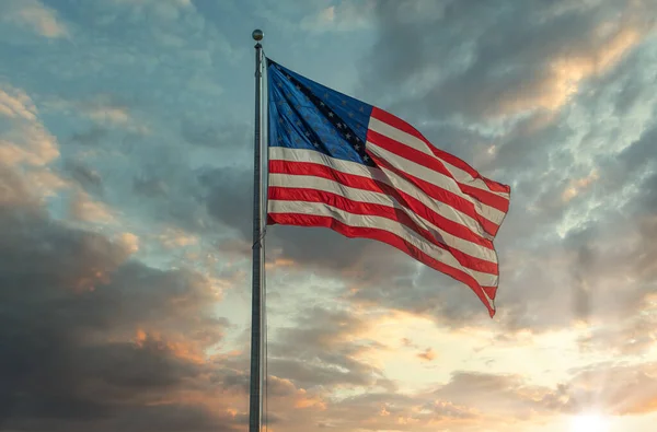 美国国旗在灿烂的日落中飘扬 — 图库照片