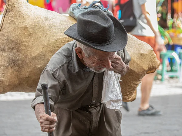 Hombre Mayor Sombrero Con Mochila Gafas Sol — Foto de Stock