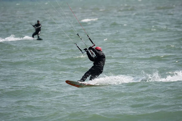 Kite Boarders Άνδρες Πρακτική Στο Νερό Ηπα Λίμνη Clair — Φωτογραφία Αρχείου