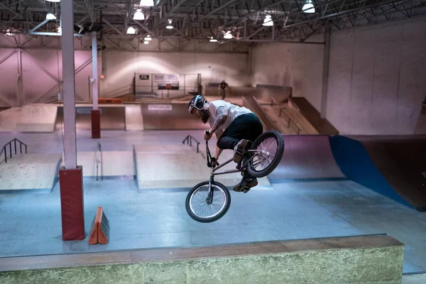 Royal Oak Michigan Usa 2020 Bikers Skaters Practice Tricks Modern — Stock Photo, Image