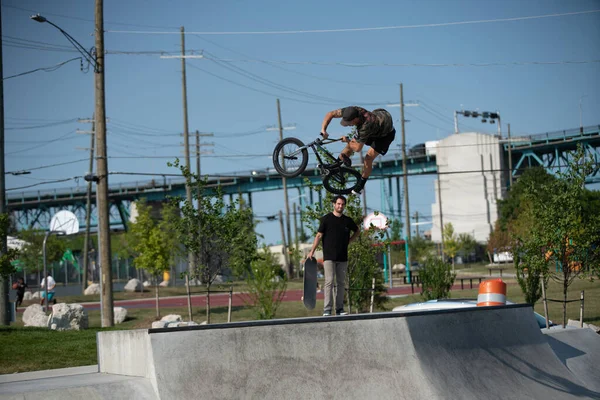 Detroit Michigan Usa 2019 Skåkare Och Bmx Cyklister Tränar Trick — Stockfoto