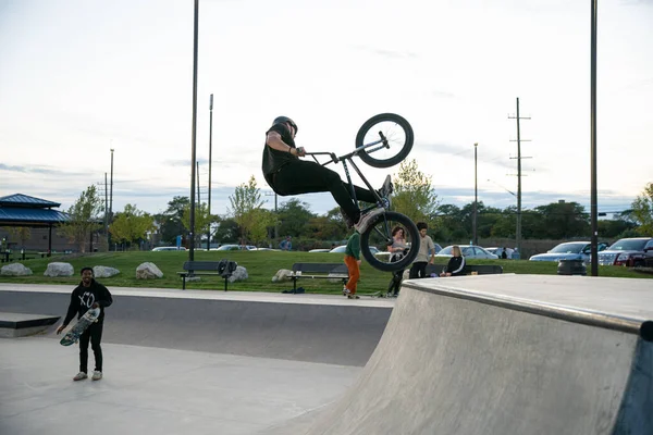 Detroit Michigan Eua 2019 Patinadores Motociclistas Praticam Truques Entardecer Detroit — Fotografia de Stock