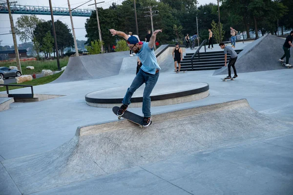 Detroit Michigan Verenigde Staten 2019 Skaters Oefenen Trucs Bij Zonsondergang — Stockfoto