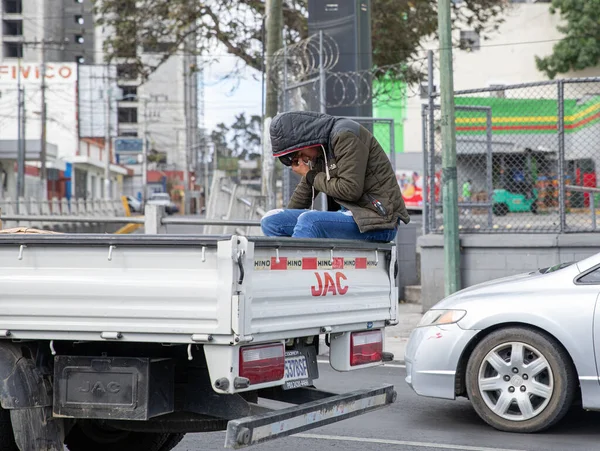 Man Met Een Auto Ongeluk Stad — Stockfoto