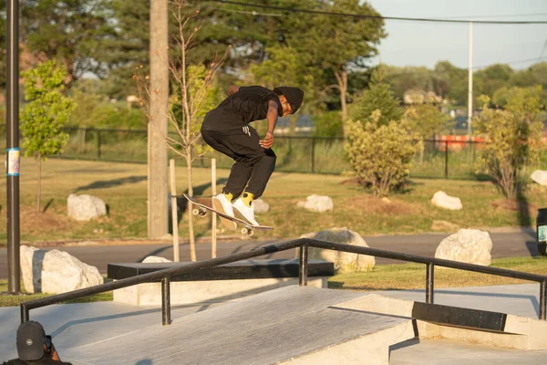 Detroit Michigan Usa 2019 Skater Üben Tricks Bei Sonnenuntergang Skatepark — Stockfoto