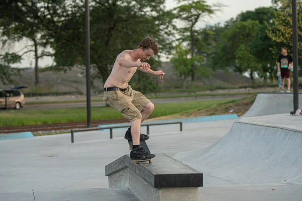 Detroit Michigan Usa 2019 Skaterzy Ćwiczą Sztuczki Deskorolkach Centrum Detroit — Zdjęcie stockowe