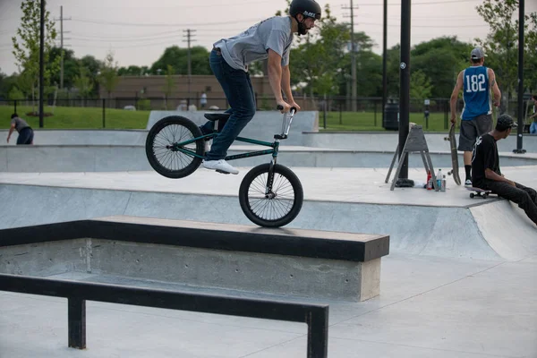 Detroit Michigan Usa 2019 Bmx Motorosok Alkonyatkor Gyakorolnak Trükköket Detroitban — Stock Fotó