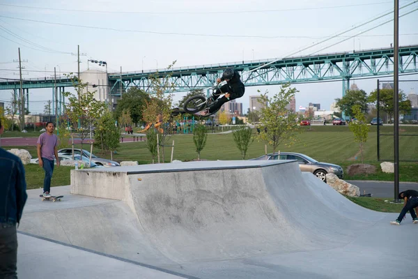 Detroit Michigan Usa 2019 Skaters Bikers Practice Trick Dusk Detroit — 스톡 사진