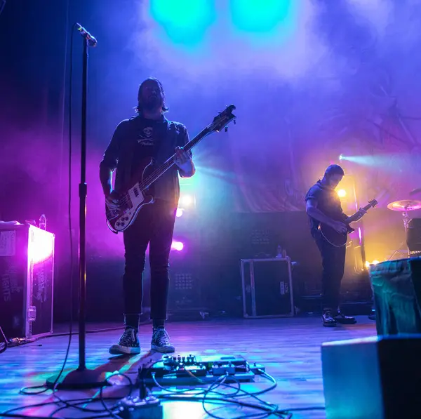 Detroit, Michigan, ABD - 11.09.2018: Silverstein özel konuk Hawthorne Heights ile Majestic Theater 'da canlı performans sergiliyor.