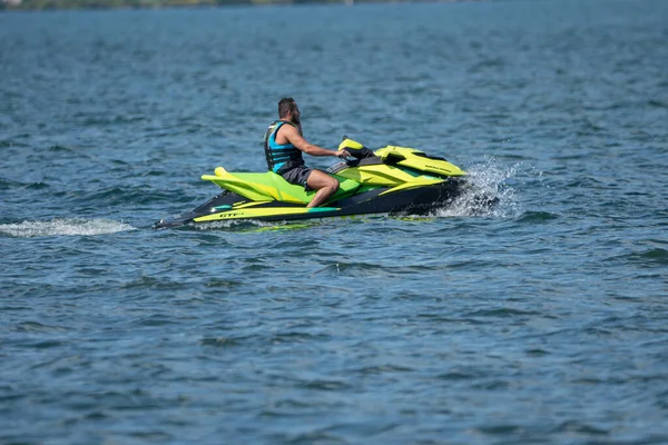 Wasserfahrzeuge Und Wellenläufer Haben Spaß Einem Sonnigen Tag See — Stockfoto