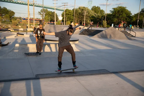 Detroit Michigan Eua 2019 Patinadores Praticam Truques Pôr Sol Parque — Fotografia de Stock