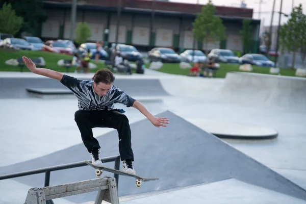 Detroit Michigan Usa 2019 Skatery Wykonujące Sztuczki Skateparku Detroit — Zdjęcie stockowe