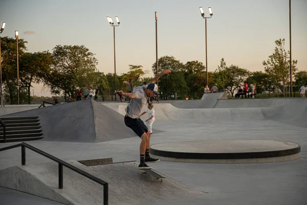 Detroit Michigan Usa 2019 Skøjteløbere Praksis Tricks Solnedgang Skate Park - Stock-foto