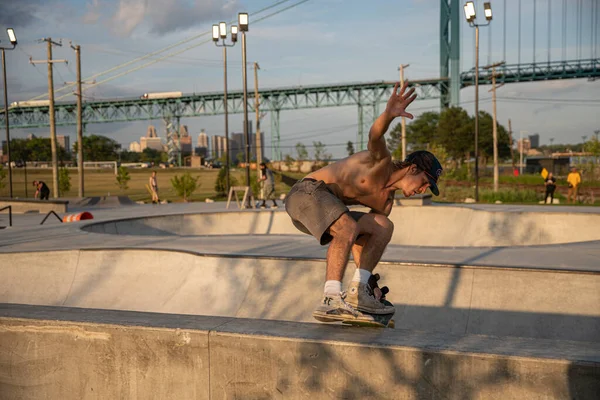 デトロイト ミシガン州 アメリカ 2019 デトロイトのダウンタウンでスケートボード上のトリックを練習 — ストック写真