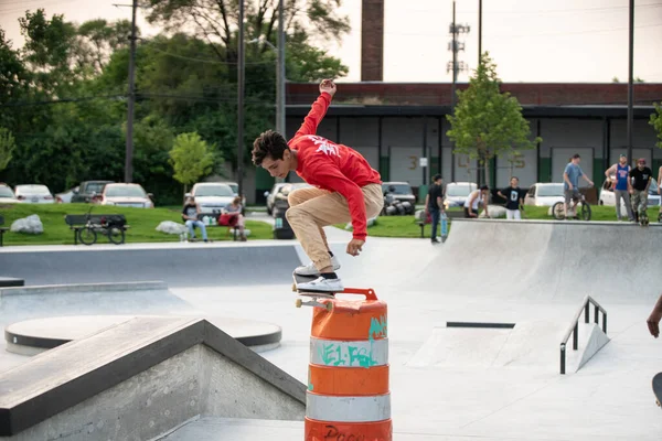 Detroit Michigan Usa 2019 Skater Üben Ihre Tricks Bei Sonnigem — Stockfoto