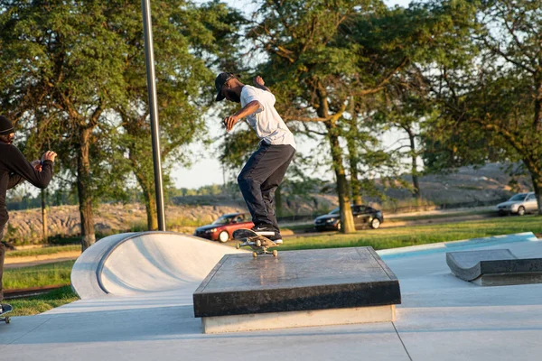 Detroit Michigan Usa 2019 Skaters Practicing Tricks Sunset Skate Park — Stock Photo, Image