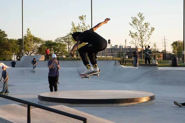 Detroit Michigan Usa 2019 Korcsolyázók Gyakorolják Trükköket Naplementében Korcsolyaparkban — Stock Fotó