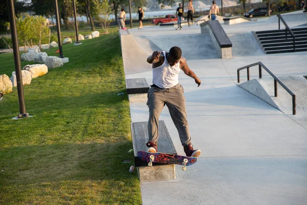 Detroit Michigan Usa 2019 Skaters Practice Tricks Sunset Skate Park — Stock Photo, Image