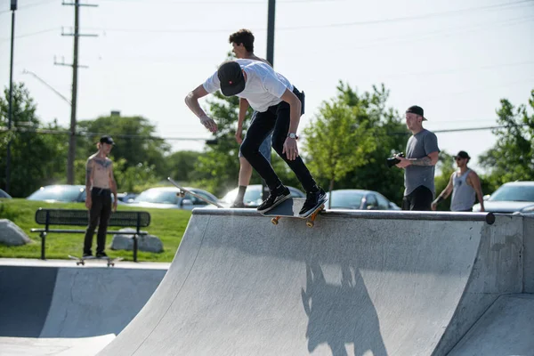 Detroit Michigan Usa 2019 Pattinatori Praticano Loro Trucchi Skateboard Nello — Foto Stock