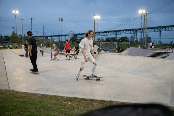 Detroit Michigan Usa 2019 Skater Üben Der Dämmerung Detroit Tricks — Stockfoto