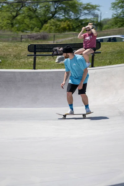 2020年5月31日米国ミシガン州デトロイト コロナウイルスの間 デトロイトの屋外スケートパークでトリックを練習するスケーターとバイカー — ストック写真