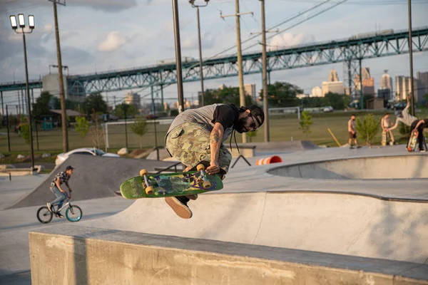 Detroit Michigan Usa 2019 Skaterzy Ćwiczą Sztuczki Deskorolkach Centrum Detroit — Zdjęcie stockowe