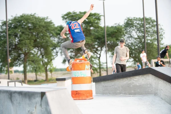 Detroit Michigan Usa 2019 Skaters Gyakorló Trükkök Napsütéses Nap Detroit — Stock Fotó