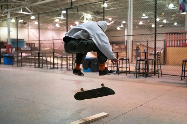 ロイヤルオーク ミシガン州 アメリカ 2019 スケーターやバイカーは スケートパーク内の屋内トリックを練習します — ストック写真