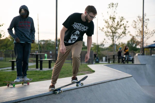 デトロイト ミシガン州 アメリカ 2019 スケートやバイカーは デトロイトで夕暮れ時にトリックを練習します — ストック写真