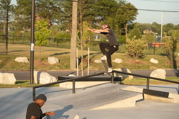 Detroit Michigan Estados Unidos 2019 Los Patinadores Practican Trucos Atardecer — Foto de Stock