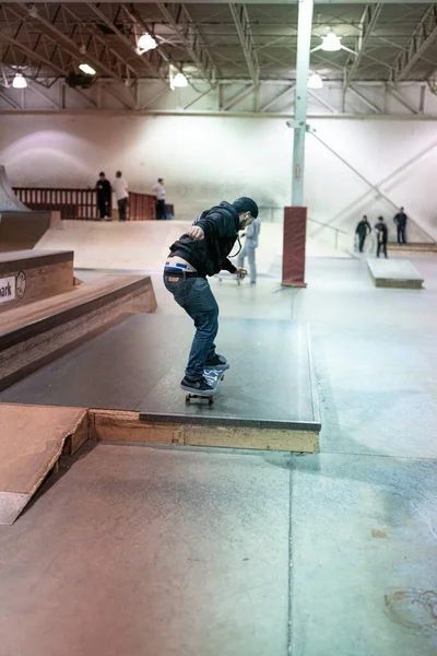 Royal Oak Michigan Usa Korcsolyázók Gyakorolják Trükkjeiket Modern Skate Parkban — Stock Fotó