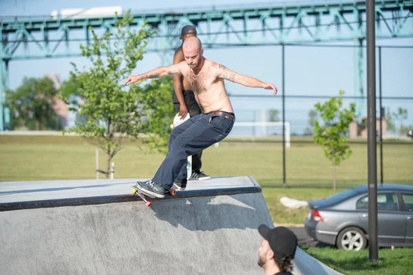 Detroit Michigan Usa 2019 Skøjteløbere Praktiserer Tricks Deres Skateboards Solrig - Stock-foto