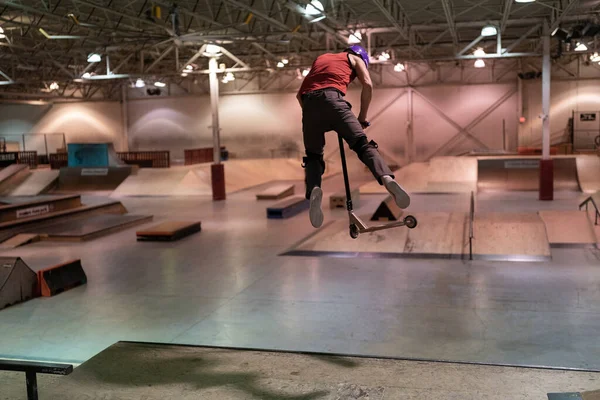美国密歇根州皇家橡树市 2020年1月28日 在一个开放的溜冰场上 自行车手和滑板手可以自由地在现代溜冰场上练习滑板技巧 — 图库照片