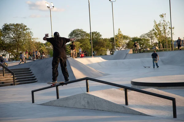 Detroit Michigan Verenigde Staten 2019 Skaters Oefenen Trucs Bij Zonsondergang — Stockfoto