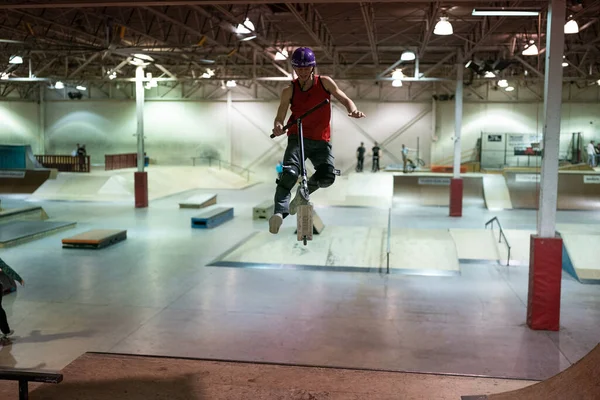 Royal Oak Michigan Estados Unidos 2020 Ciclistas Patinadores Practican Trucos —  Fotos de Stock